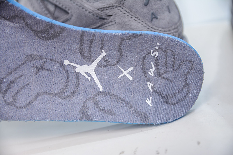 Zapatillas Nike Jordan 4 x Kaws grises - Imagen 16
